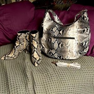 4 tha Ladies🙌 Woman’s stylish Snakeskin print Bag 👜